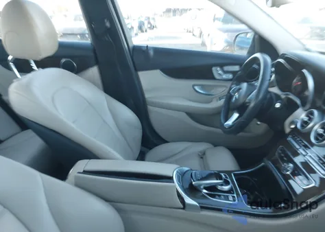 2015 Mercedes-Benz C 300 4Matic z USA, uszkodzony, nr VIN 55SWF4KB0FU007747